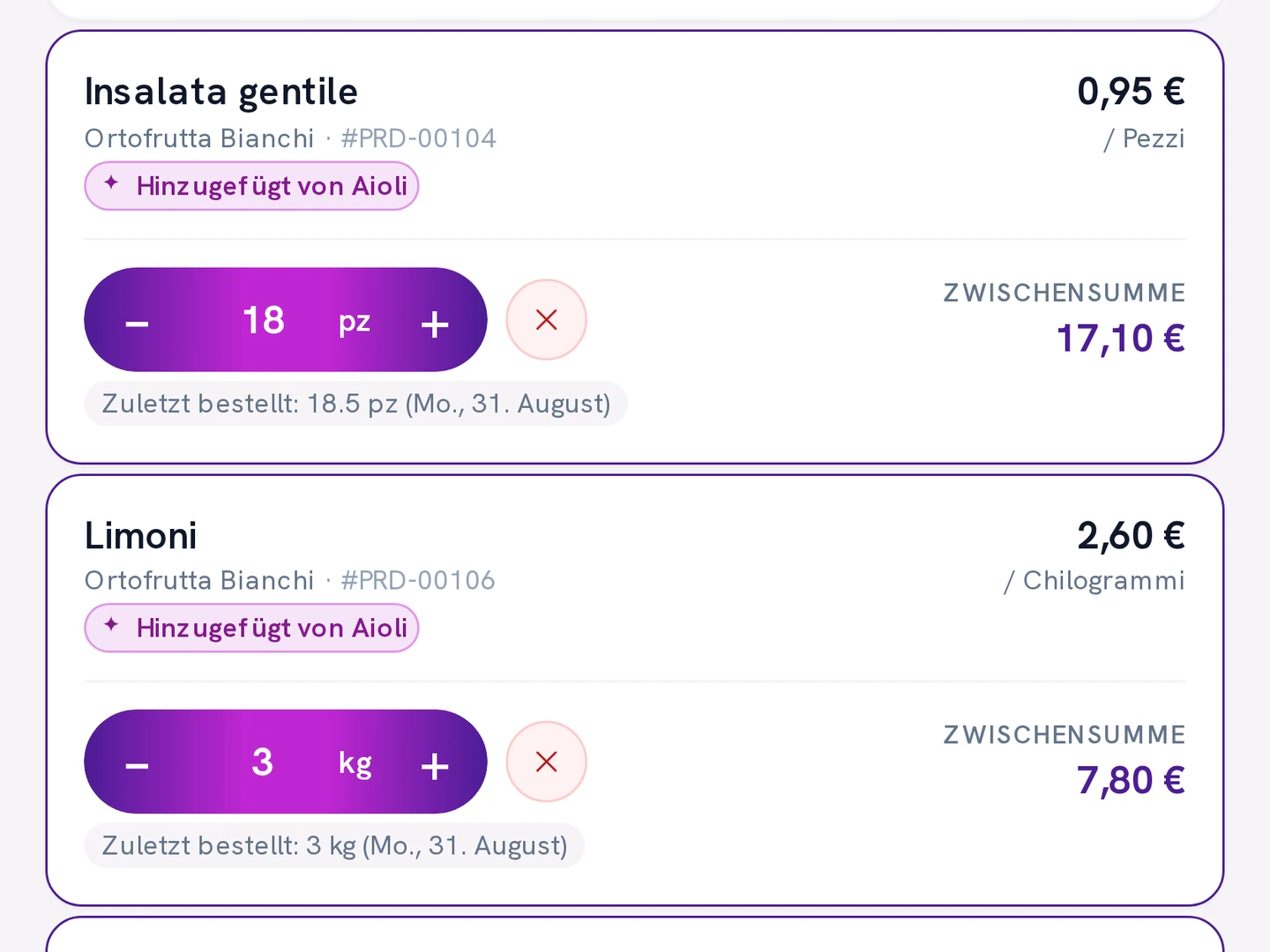 Die Hände eines Kochs richten Teller am Pass des Restaurants an, unter der Wärmelampe, während des Service.