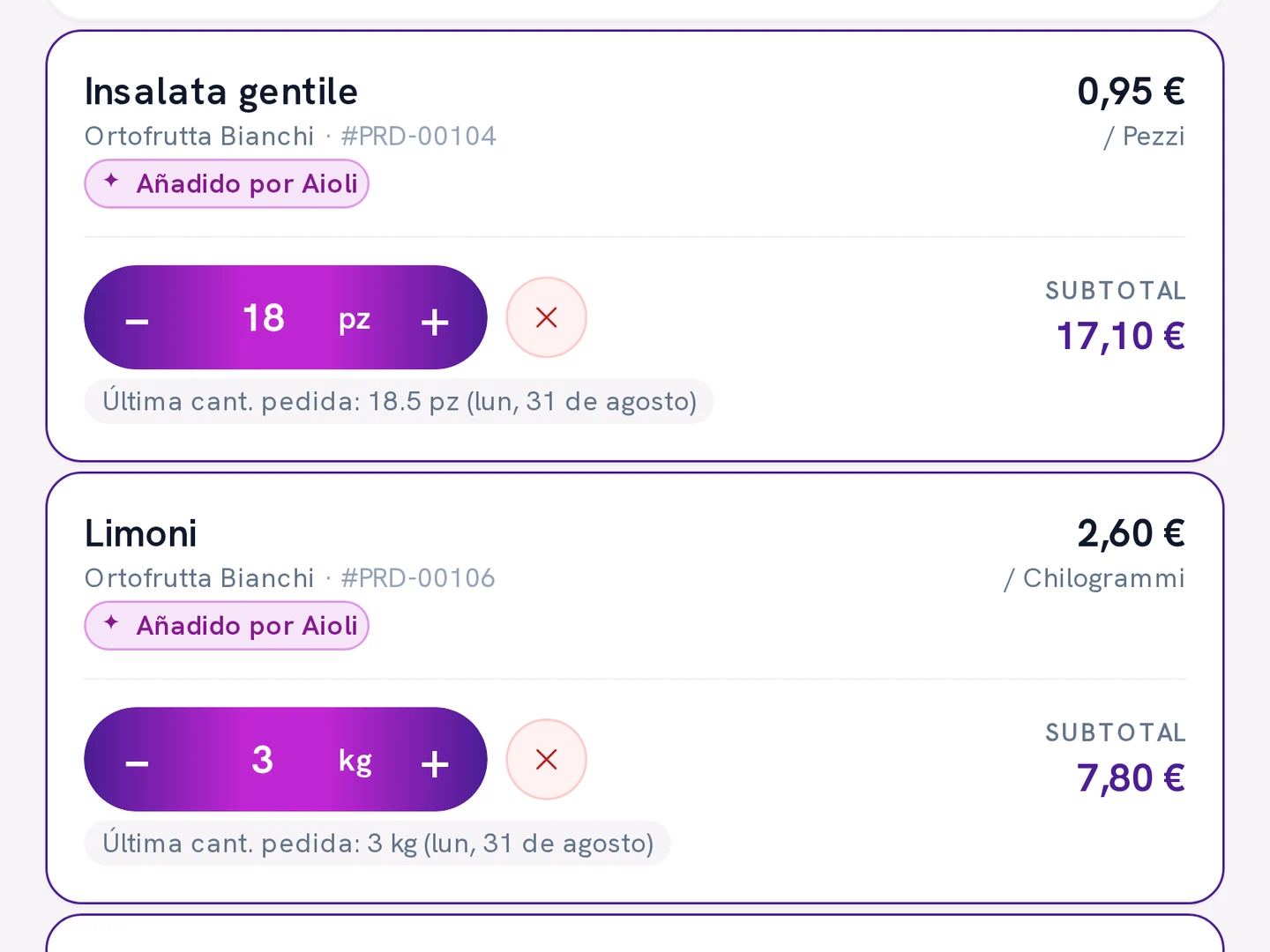 Las manos de un chef terminan los platos en el pase del restaurante, bajo la lámpara calefactora, durante el servicio.