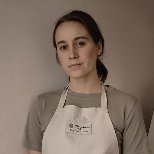 Ritratto di Sara, addetta alle operazioni.