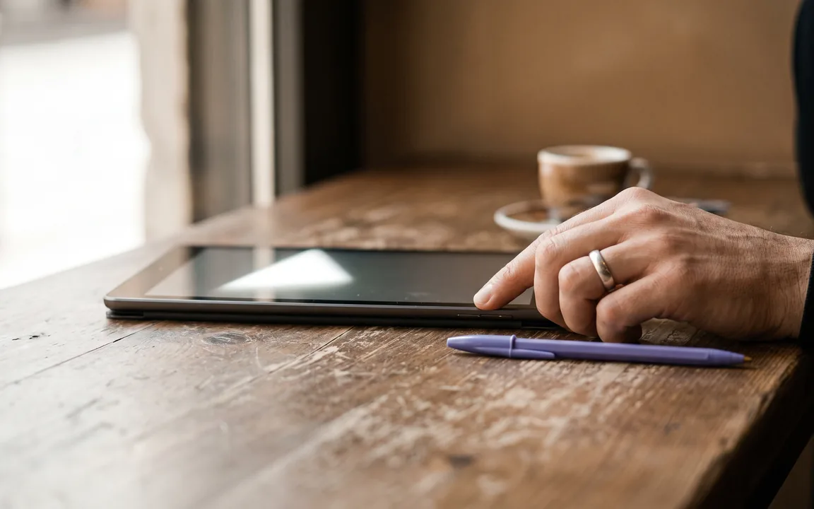 Una responsabile scorre il totale di un ordine su tablet prima di inviarlo.